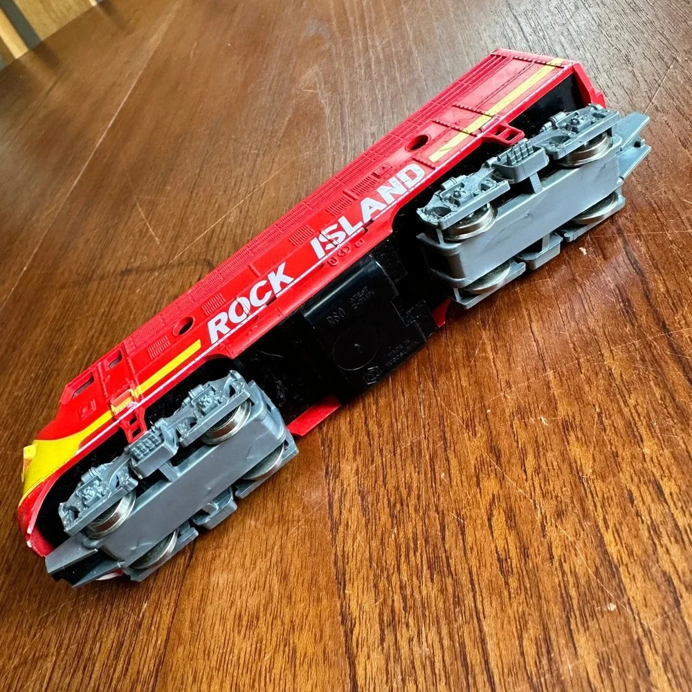 Athearn Rock Island HO Scale Diesel Locomotive Engine Red Yellow 7 Inch
